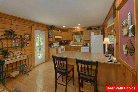 Breakfast Bar 2 Bedroom Cabin Sleeps 6 - Dancing Bear VII