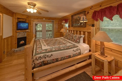 Main Floor Master Suite 2 Bedroom Cabin Sleeps 6 - Dancing Bear VII