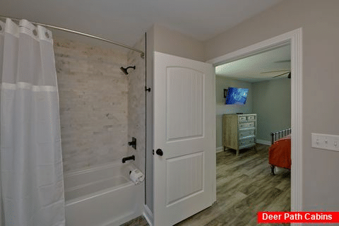 Private Master Bathroom and Bedroom in cabin - A Castle in the Clouds