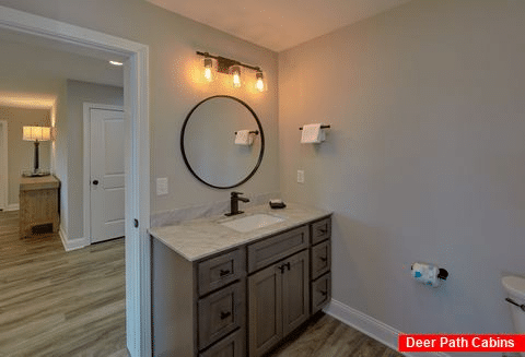 Spacious Master Bath in 5 bedroom cabin - A Castle in the Clouds