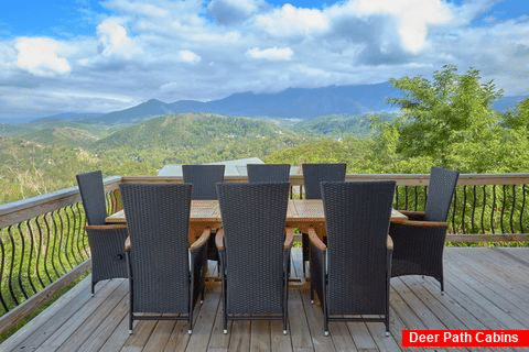 Luxury cabin with outdoor dining area and Views - A Castle in the Clouds