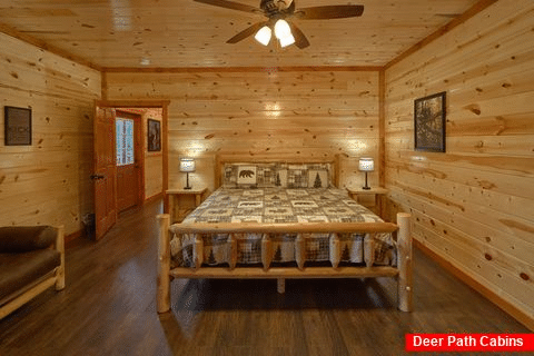 Main level King Bedroom Sleeps 17 - Splashin On Majestic Mountain