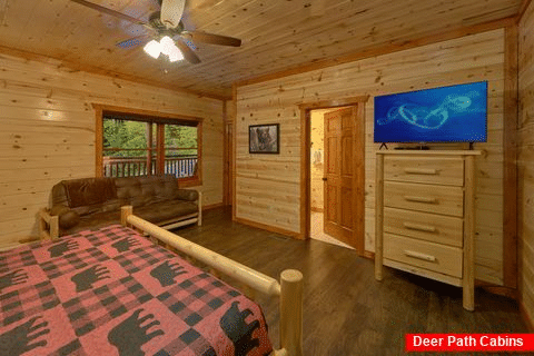 King Bedroom with Flatscreen TV - Splashin On Majestic Mountain