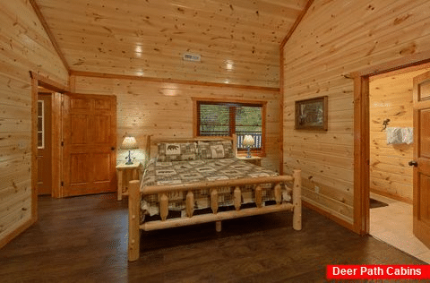 Spacious King Bedroom with Flatscreen TV - Splashin On Majestic Mountain