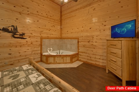 King Bedroom with Jacuzzi and Flatscreen TV - Splashin On Majestic Mountain