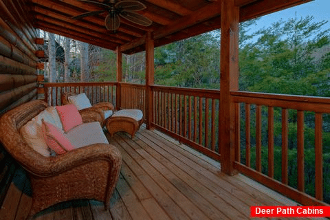 2 bedroom cabin in Pigeon Forge with wooded view - Autumn Breeze