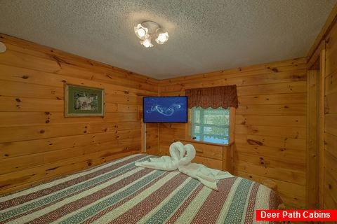 3 bedroom cabin with 2 queen bedrooms - A Step Away