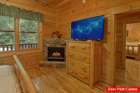 Master Suite with Fireplace and Jacuzzi Tub - Lookout Lodge