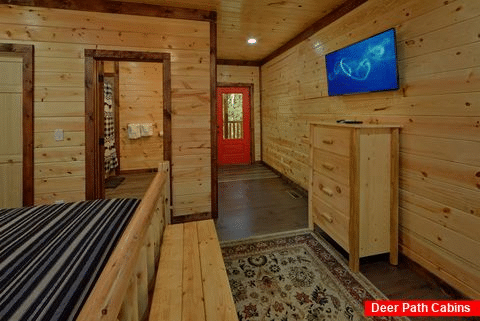 King Bedroom with Flatscreen TV - Bar Mountain II