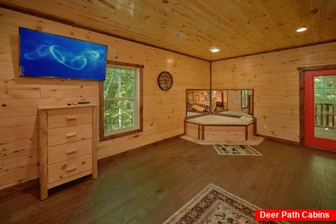 King Bedroom with Jacuzzi and Flatscreen TV - Bar Mountain II