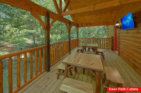 Outdoor TV with Table and Chairs - Bar Mountain II