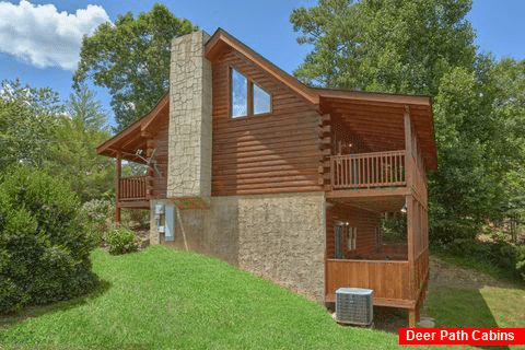 Resort cabin with 2 decks and hot tub - Autumn Breeze