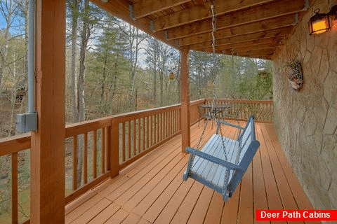 Covered Porch with Swing 3 Bedroom - Majestic Heights