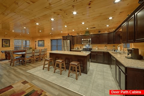 Premium 4 bedroom cabin with spacious kitchen - Splashing Bear Cove