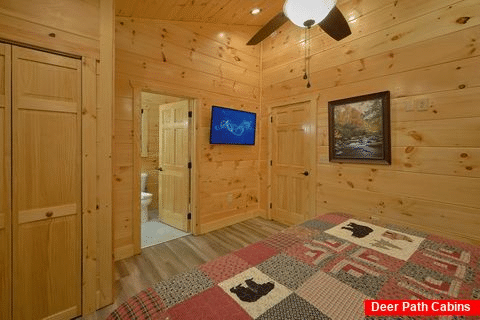 King Bedroom with Private Bath in luxury cabin - Splashing Bear Cove