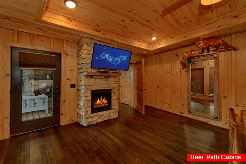 Master Bedroom WIth Fireplace - Sunshine Mountain Vista