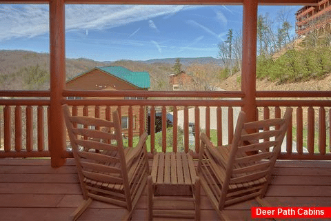 6 Bedroom 6.5 Bath 4 Story Cabin Sleeps 20 - Splash Mountain Chalet