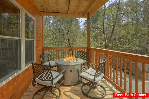 Luxurious 2 bedroom cabin with fire pit on deck - Laurel Splash