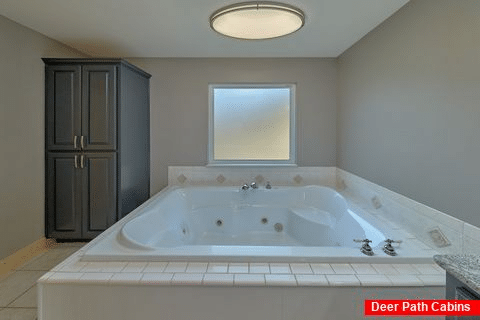 Master bathroom with jacuzzi tub - Waldens Creek Oasis