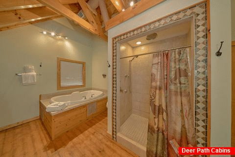 Bathroom with jacuzzi in 6 bedroom rental cabin - Fireside Retreat