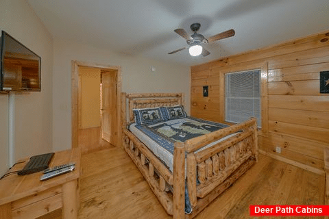 6 Bedroom Cabin With Private Queen bedroom - Fireside Retreat