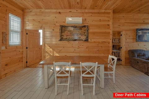 Spacious 6 bedroom cabin with 2 Dining Rooms - Fireside Retreat