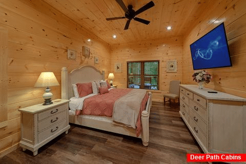 King Bedroom With Master Bathroom On Main Floor - A Mountain Paradise