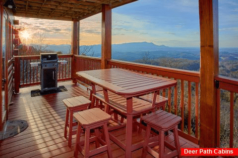 Cabin with grill, picnic table and mountain view - Chocolate Moose