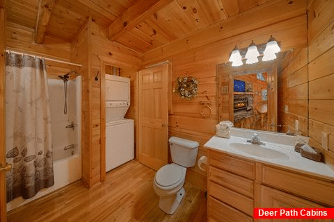 Cabin with master bathroom and washer/dryer - Cabin Fever