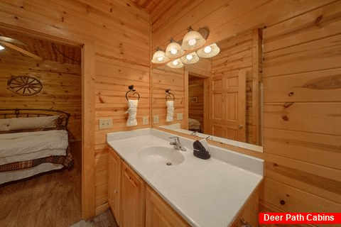 Queen bedroom with Private Bath in cabin rental - Cowboy Up