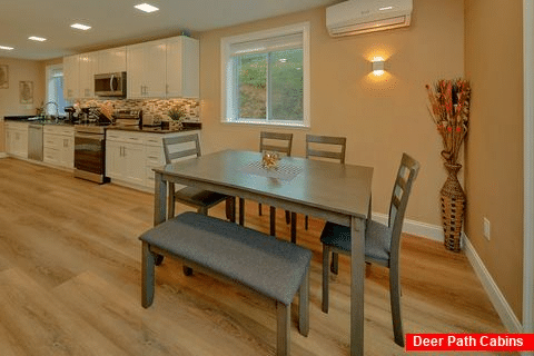 Dining room for 6 guests in 3 bedroom rental - Cardinals Creek