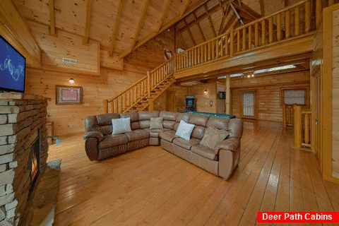 Spacious 8 Bedroom 6 Bath Cabin Sleeps 22 - Pool and a Theater Lodge