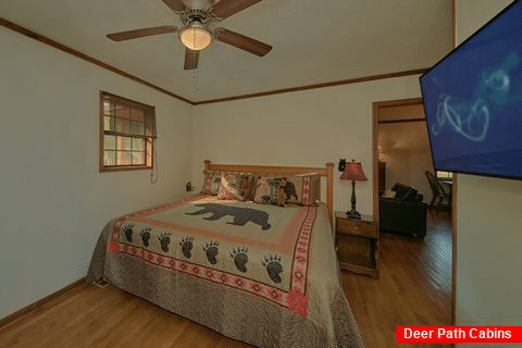 King Bedroom with Flatscreen TV and WiFi - Rivers Ridge