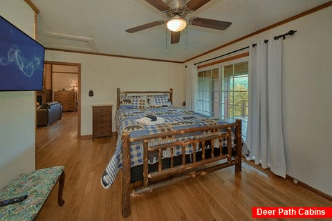 Queen Bedroom with Flatscreen TV & WiFi - Rivers Ridge