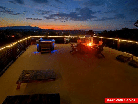 Cabin with roof top hot tub and cornhole games - Skyscraper