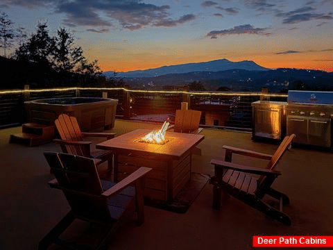 Cabin with roof top area and mountain views - Skyscraper