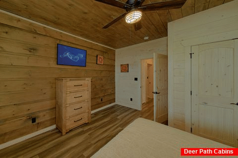 Master Bedroom with TV in 4 bedroom cabin rental - Skyscraper