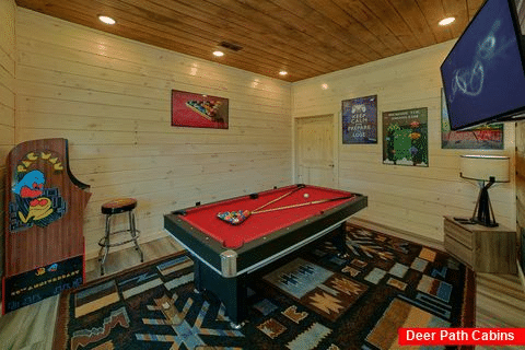 Game room with Pool Table in 4 bedroom cabin - Skyscraper