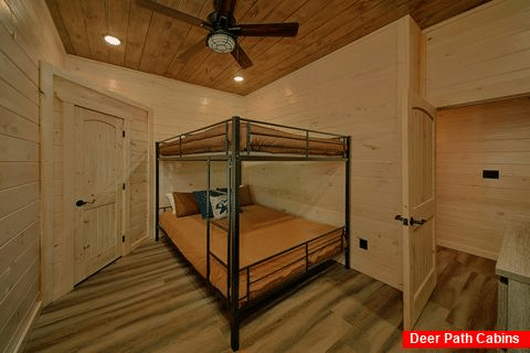 Bunkbeds in 4 bedroom cabin with a pool - Skyscraper