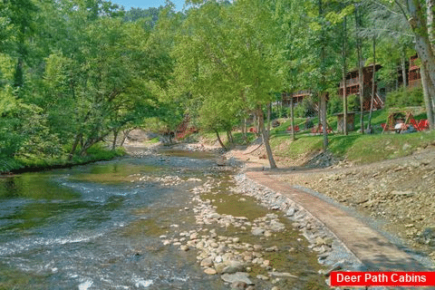 Cabin on the river with River Walk and fire pit - River Mist Lodge