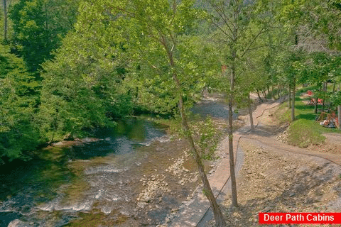 Cabins with River Walk, Fire Pits and Playground - River Mist Lodge