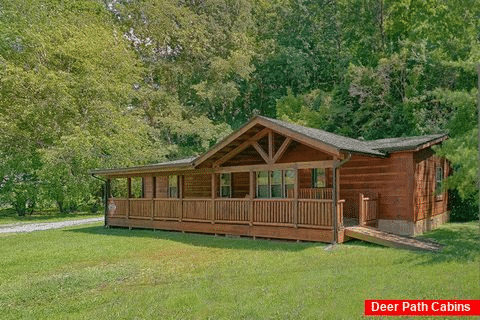 3 bedroom cabin with fire pit and flat parking - A Step Away