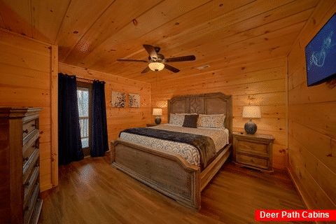 Master Bedroom with King bed in 3 bedroom rental - Bandit Lodge