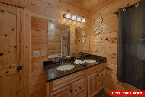 3 full bathrooms in 3 bedroom pool cabin - Bandit Lodge