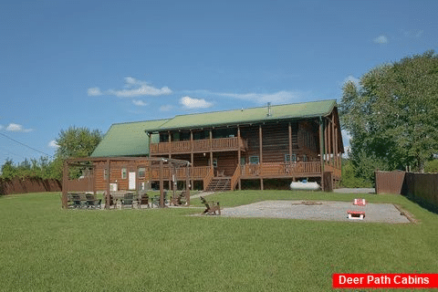 6 bedroom Cabin with outdoor fire pit and swings - Fireside Retreat