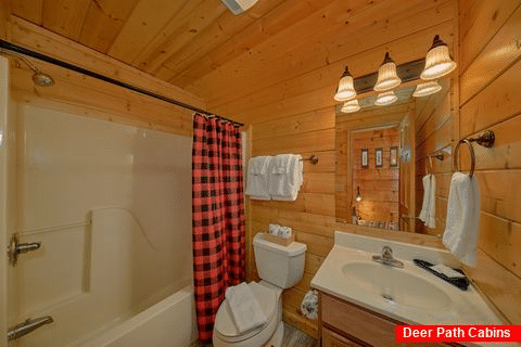 Beautiful 4 Bedroom Cabin Sleeps 12 - Grand Getaway Cabin