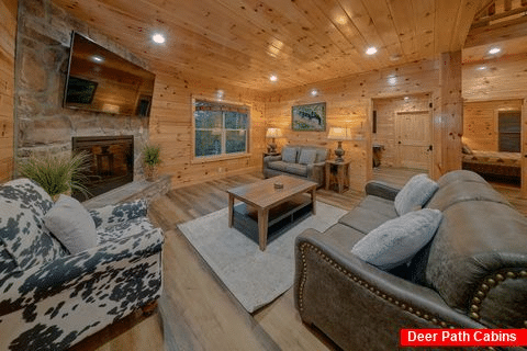 4 bedroom cabin with fireplace and Private Pool - Huckleberry Lodge