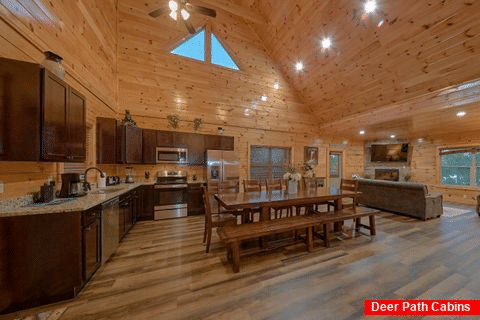 4 bedroom cabin with spacious dining room - Huckleberry Lodge