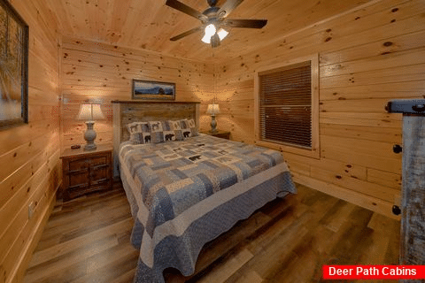 4 bedroom cabin with Private King Bedroom - Huckleberry Lodge