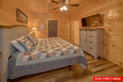 Premium Pigeon Forge cabin with 3 Master Suites - Huckleberry Lodge